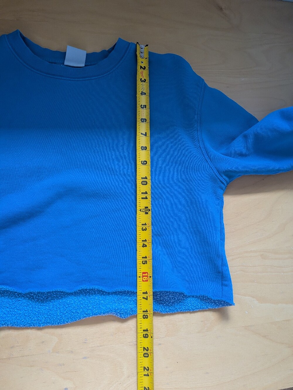 ARITZIA TNA Cozy Fleece Perfect Crewneck Long Sleeve Crop Sweater Size S Blue - Picture 9 of 10